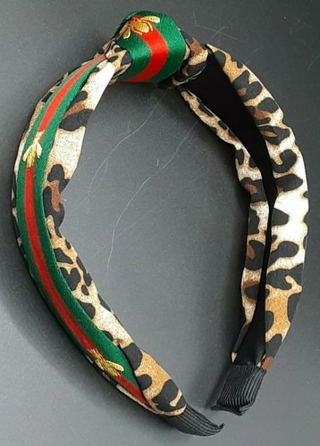 Diadema anudada satinada verde y roja satinada satinada con estampado ligero de abeja Quindhym - Imagen 3 de 3
