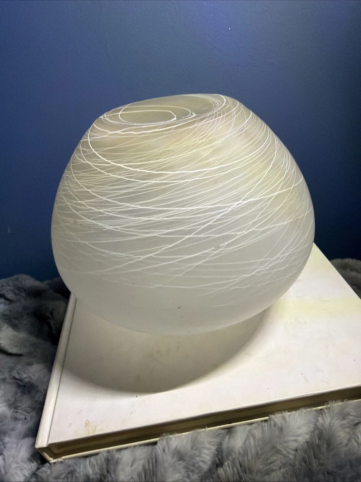 Декоративная белая круглая ваза - Изображение 3 из 3