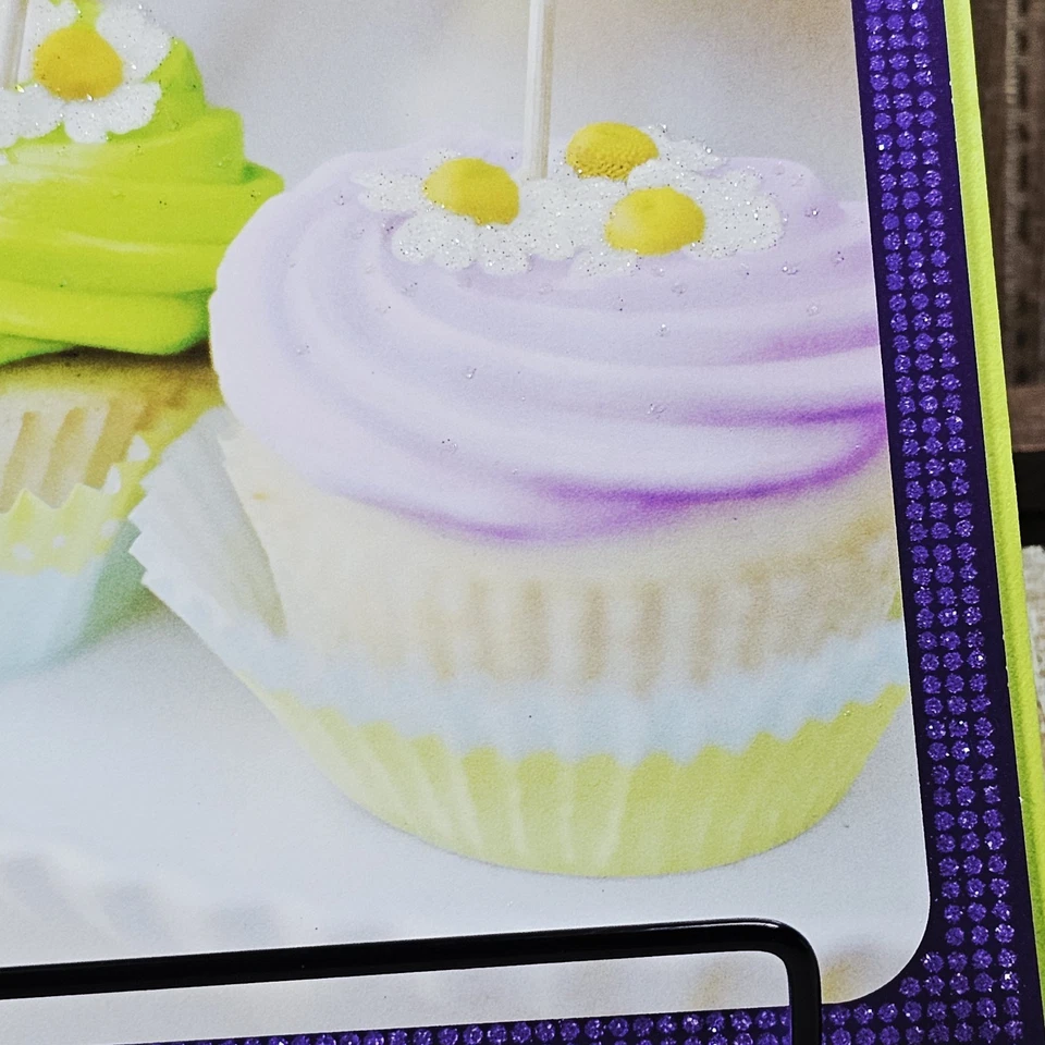 Пасхальная поздравительная открытка Hallmark для дочери и зятя фиолетовые кексы - Изображение 3 из 4