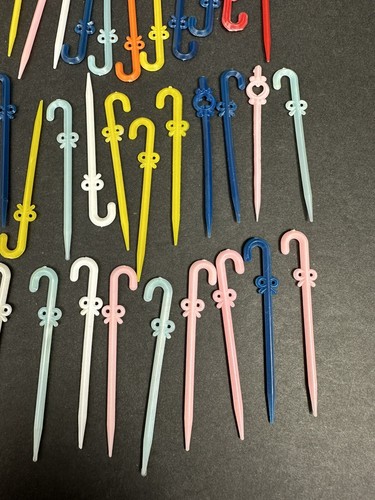 77 Vintage Hors D'oeuvre Cocktail Picks Party Picks Hooks & Bows Kitsch Plastic - Picture 4 of 10