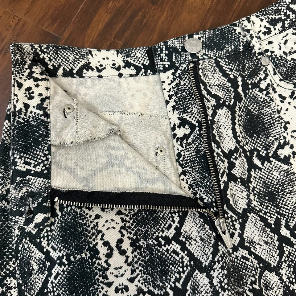 Calça bootcut feminina VEDA 5 bolsos tamanho 2 preta branca estampa de cobra retrô moda Y2K - Imagem 4 de 4