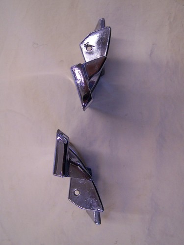 Corvette 1968 Set of Halo Top Corner Trim- Retainers. L&R Pair Good Condition - Picture 4 of 4