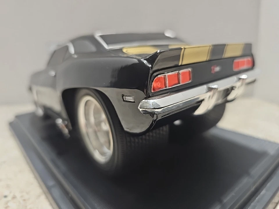 Chevrolet Camaro Z28 1969 1:18 Die-Cast Car negro y dorado de colección Muscle Machines Foto 3 de 4