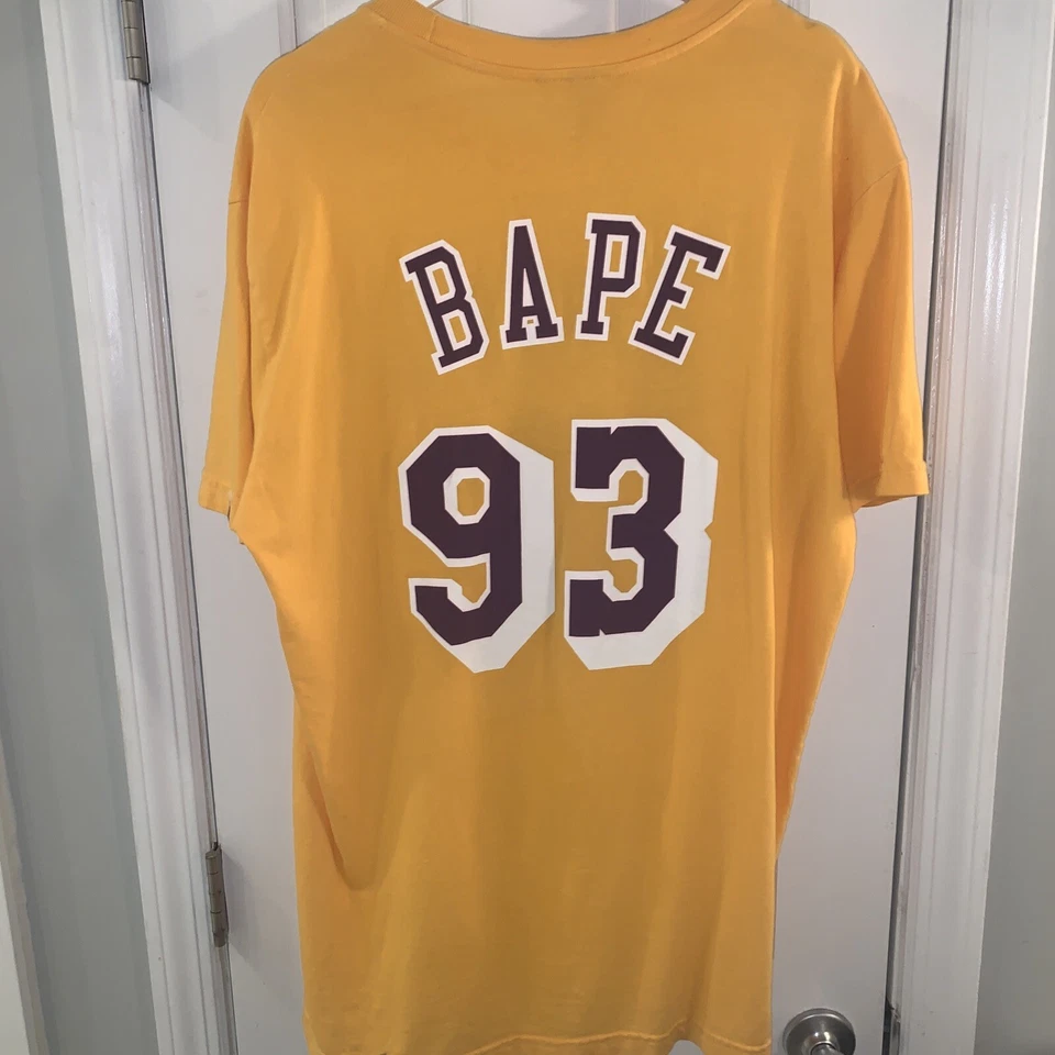 Camisa manga curta Bape X Mitchell & Ness Lakers tamanho M - Imagem 2 de 4