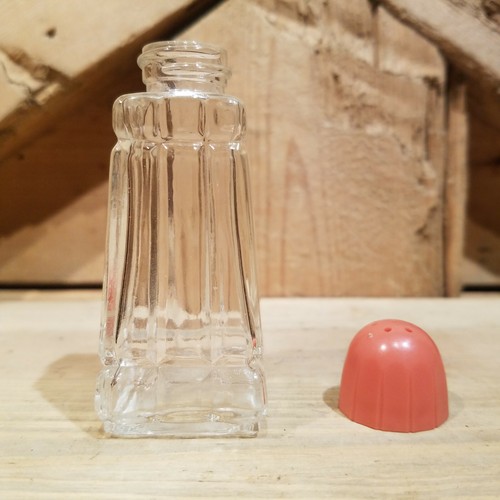 Shaker sale e pepe in vetro trasparente con coperchi in plastica rossa - Swanky Barn - Foto 10 di 12