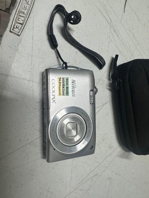 nikon coolpix s3200 camera Silver Preowned With battery No Charger
