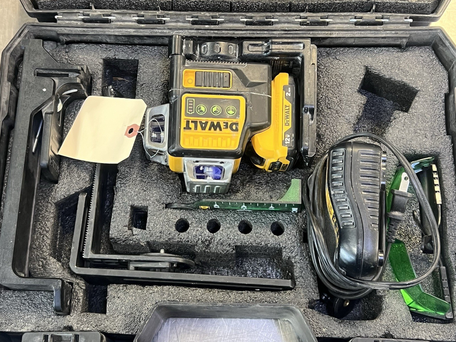 DEWALT DW089LG 12V Green 3-Beam Cross-Line Laser Level Kit, Battery
