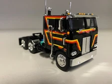 DCP 1/64 BLACK YELLOW  PETERBILT 352 SHORT FRAME