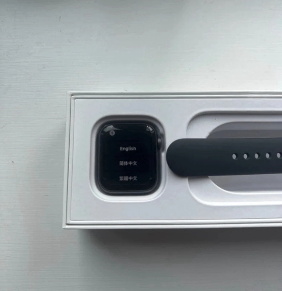 Apple Watch Series 4 40mm Space Grey Aluminium Case Black Silicone Strap 32GB, photo 4 of 4