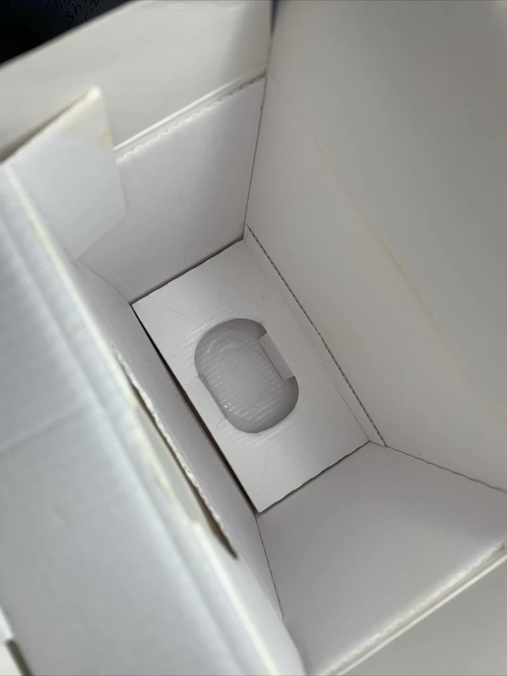 粉色 Friday Nicki Minaj 香水瓶和盒空 3.4 盎司 — 第 2/3 张图片