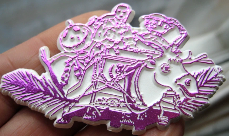Rare Plastic Pin Badge Return to Oz Film Movie Walt Disney GUMPS COUCH FLYING - Image 1 of 4