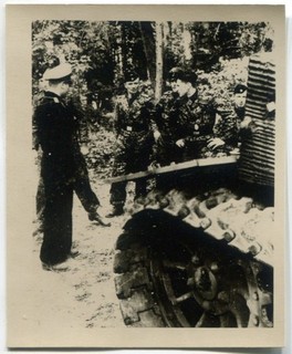 WWII PICCOLA FOTO: PANZERTRUPPE EQUIPAGGIO TANKMEN STAND ACCANTO AL PANZER VI TIGER TANK