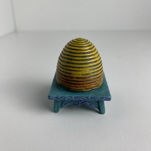 Studio M Mary Engelbreit Beehive Dollhouse Figurine 1.75" x 2" - Picture 3 of 7