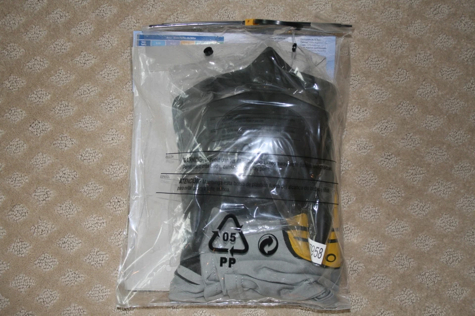 Nuevo Disfraz de Batman para Niños Rubí Talla Grande 10-12 Incluye Camisa Máscara Capa Foto 2 de 2