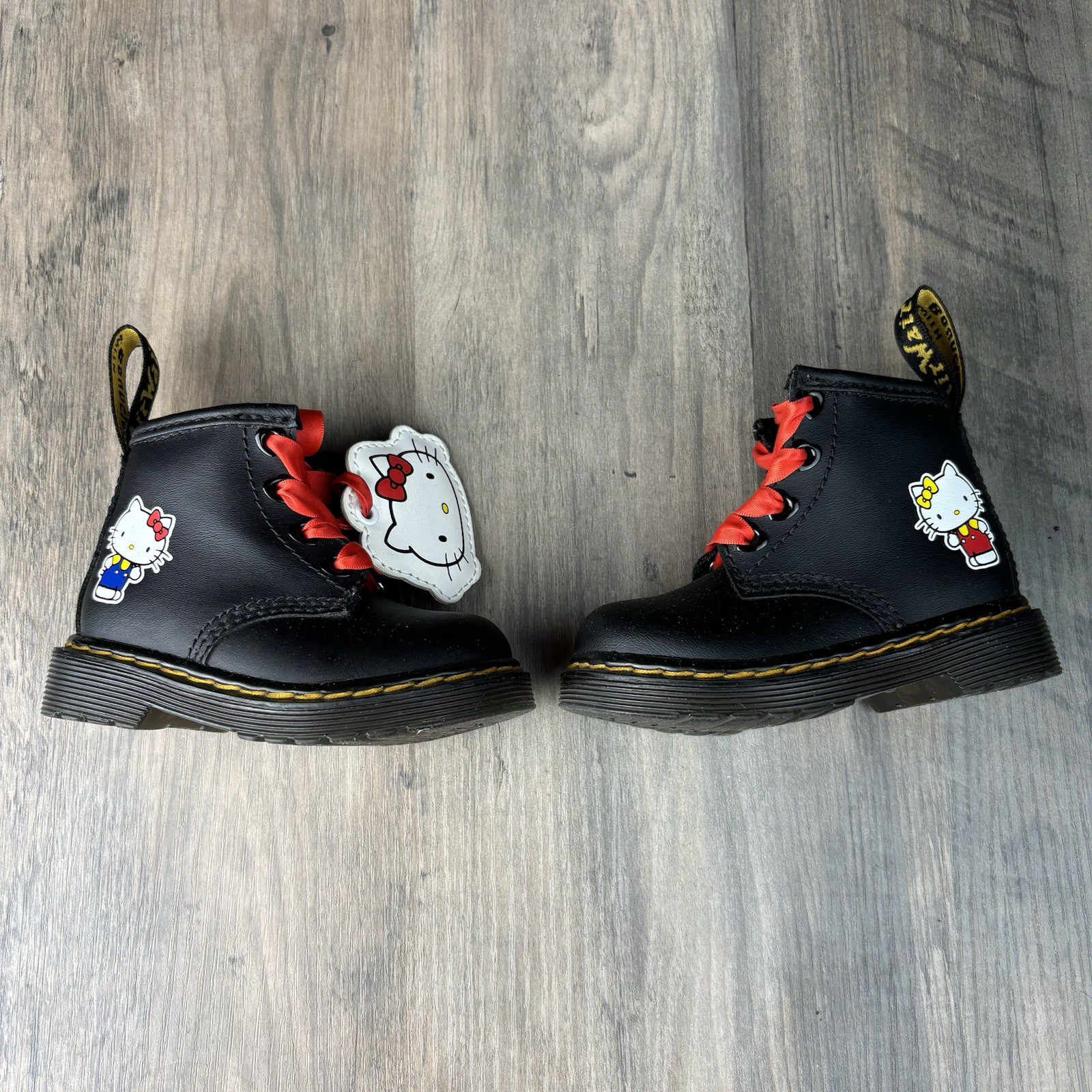 SAOLA Stivali neri Dr. Martens Hello Kitty 60° anniversario suola rimbalzante neonato taglia 4