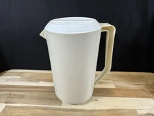 ✅Vintage ✅Rubbermaid 1 Gallon Pitcher ✅Almond ✅#2718 ✅With Lid