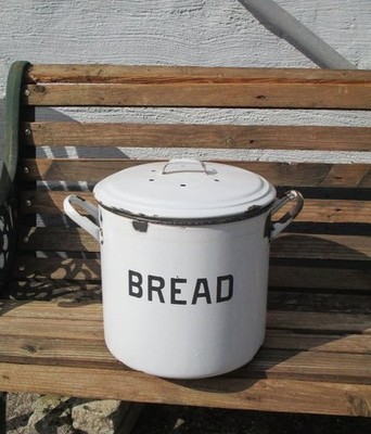 Vintage emaillierter deutscher Brotkasten