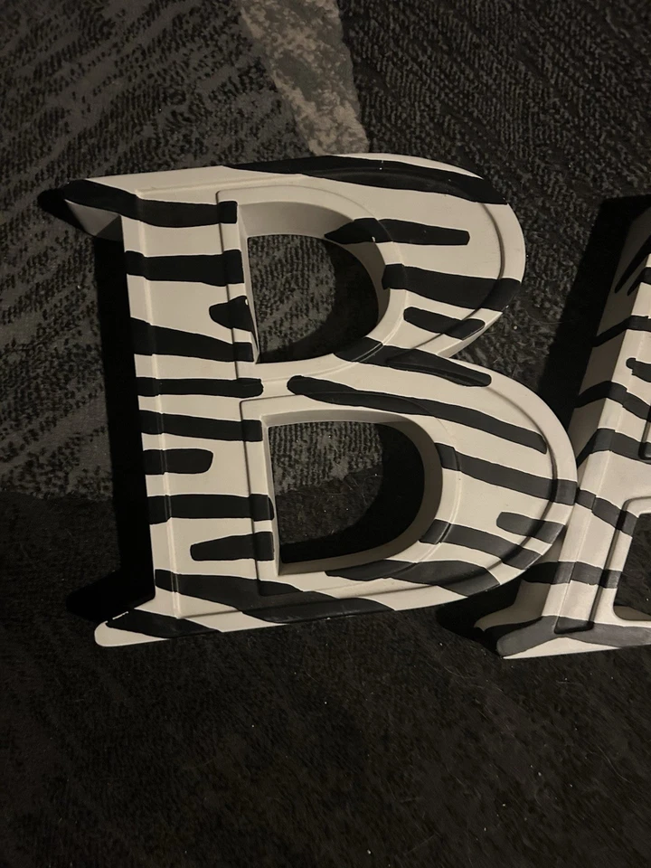 Letrero a rayas cebra Bombay Company letras hechizo bebé Foto 2 de 4