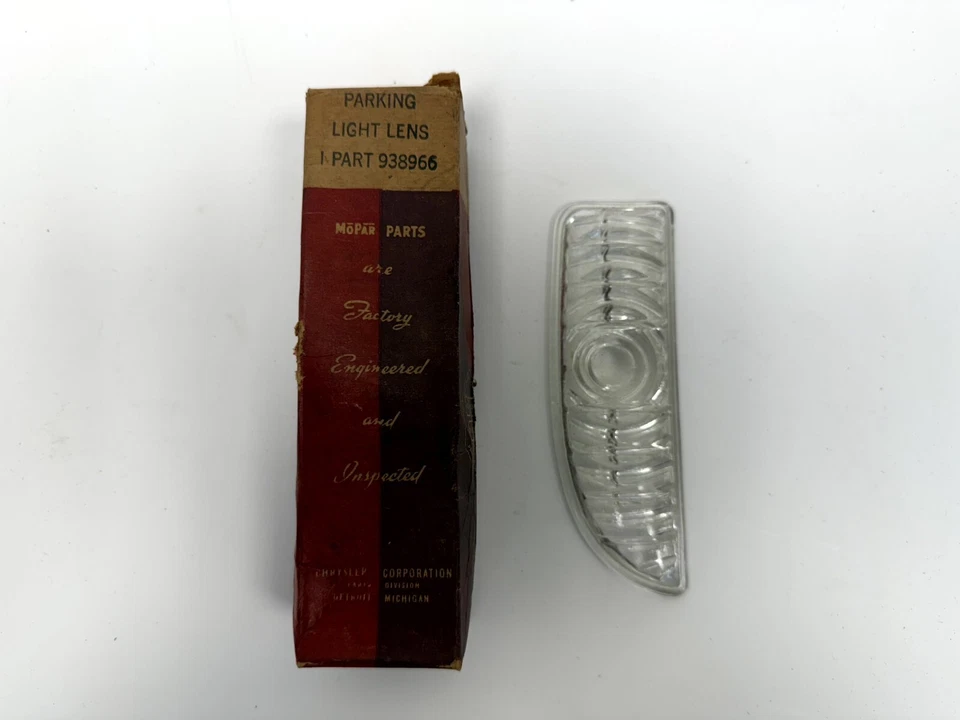 1942 Plymouth P14C Special Deluxe Right Side Parking Light Lamp Lens 938966 NOS. — 第 3/4 张图片