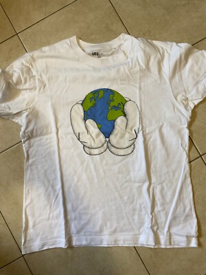 T Shirt Kaws x Uniqlo World