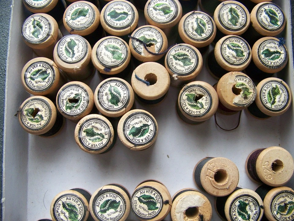 LOT DE 52 BOBINES DE FIL DE SOIE - AU VERS A SOIE -COLORIS DIFFERENTS - BO 33 - Photo 3/4