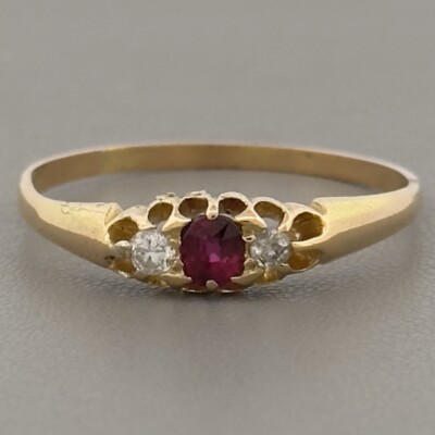 Vintage-Ring 18 kt Gelbgold mit drei Steinen 0,15 kt Diamant & Rubin UK-Größe P