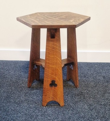 Antiker Arts & Crafts Golden Oak sechseckiger Dreibeintisch (1900-1910), Trefoils