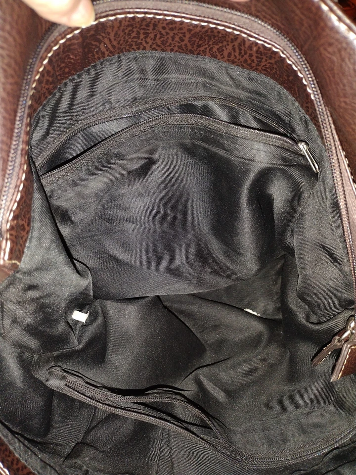 Cartera de mujer de camuflaje con detalles de imitación de cuero y diamantes de imitación Foto 2 de 4