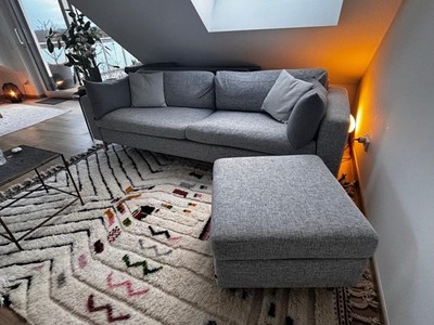 Bolia Scandinavia Sofa inkl. Hocker, grauer Stoffbezug
