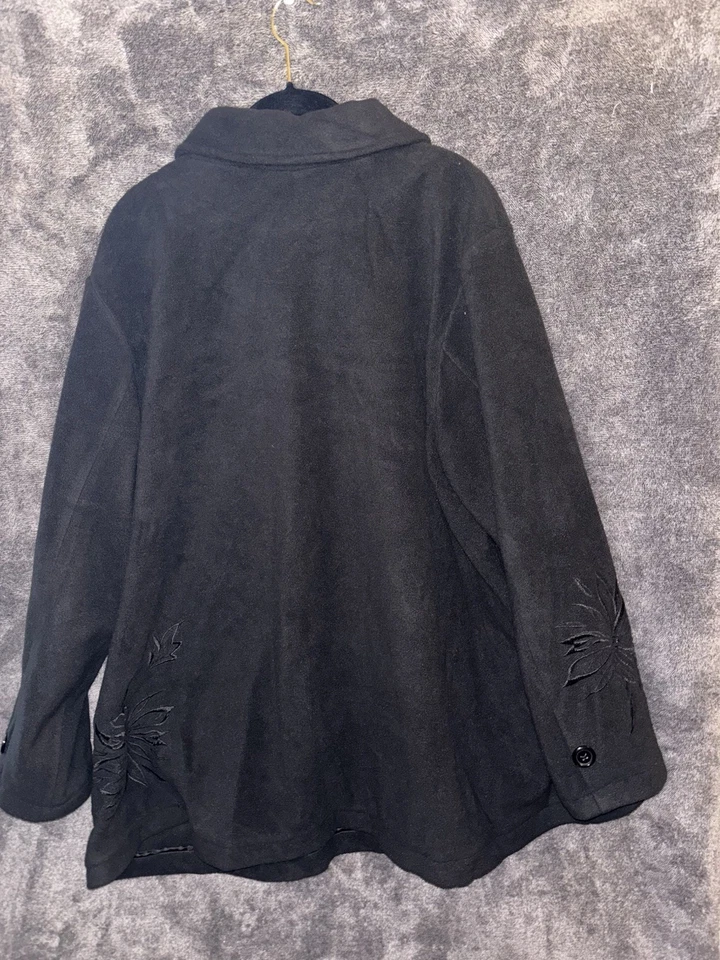 Chaqueta polar Susan Graver 2X negra bordada floral con botones delanteros talla grande 2X Foto 2 de 4