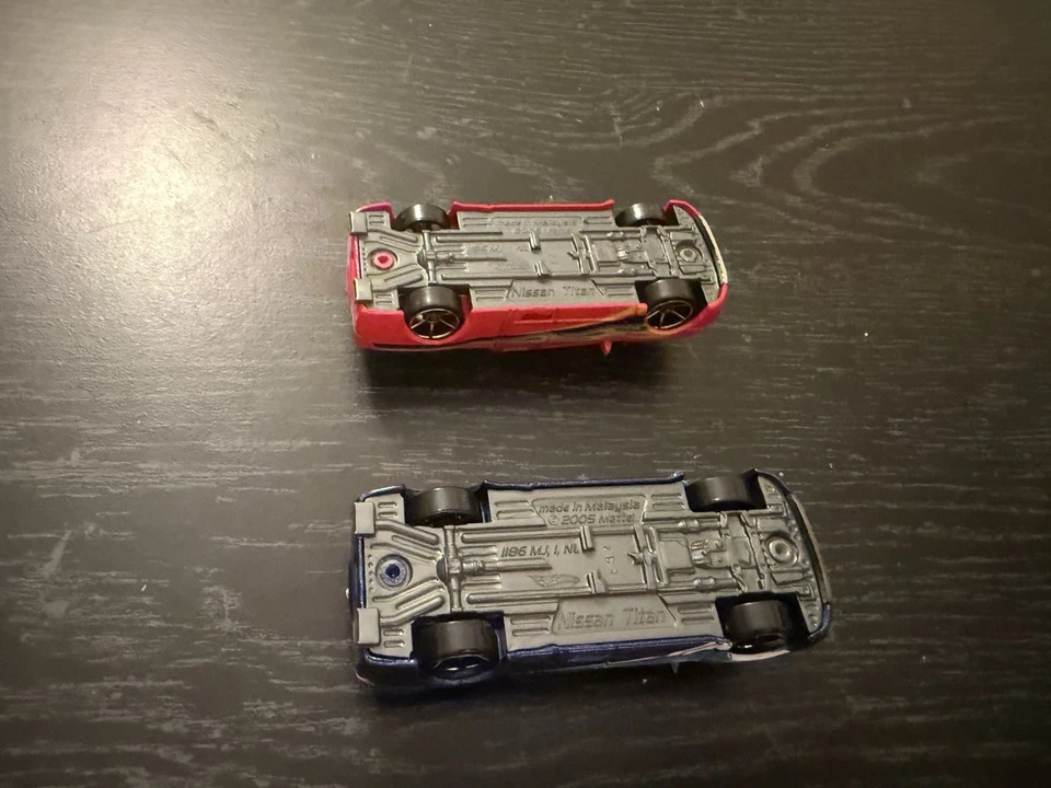 LOTE DE 2 HOT WHEELS SUELTOS NISSAN TITAN AZUL Y ROJO CON PICKUP FLAMES 2013 Foto 3 de 3