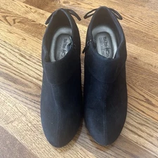 Coach and Four cozy black suede bow-heeled ankle boots size 7.5