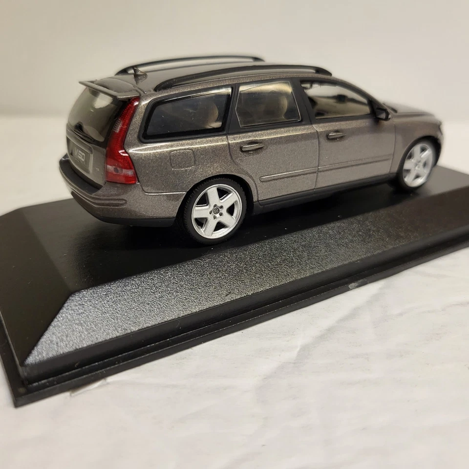 Volvo V50 Estate 2003 Dar Grey 1:43 Minichamps - Image 4 of 4