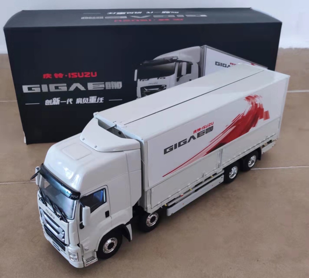 1/32 ISUZU /China CHONGQI ISUZU GIGA Truck Dealer edition