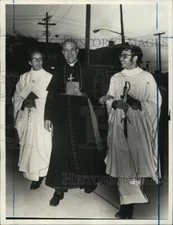 1973 Press Photo Reverend Pompeo Mendini & group greeting Archbishop Corrado