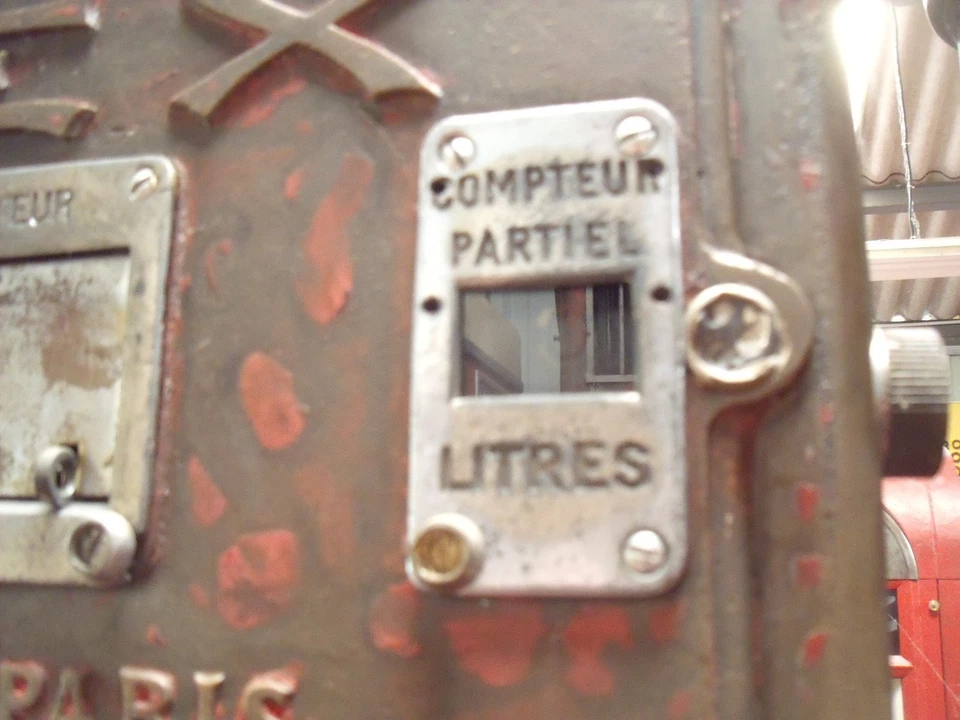 ENTOURAGE ZAMAC EN L ETAT DE POMPE A ESSENCE GEX R11 - esso bp shell total antar - Photo 1/4