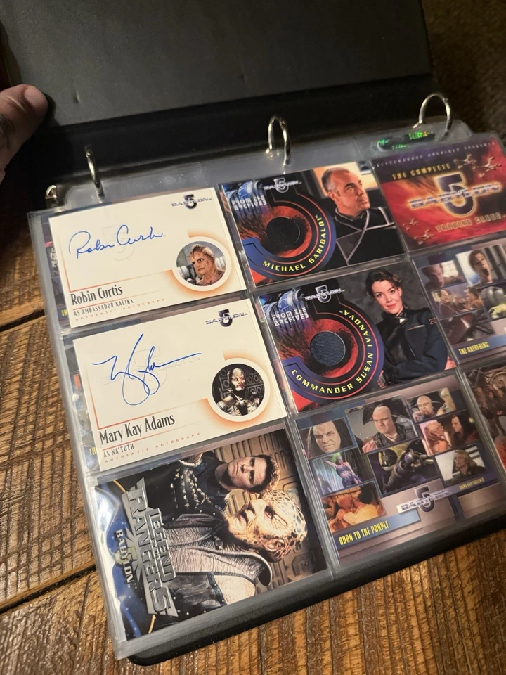 The Complete BABYLON 5 Rittenhouse 120 Juego de Cartas Autos Insertos Ropa Foto 2 de 4