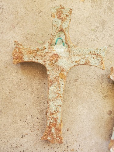 2 vintage CROSSES Lilly Floral & Dove molded concrete castings 14" x 9" folk art - Picture 9 of 11