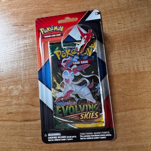 Pokémon TCG: Evolving Skies, Chilling Reign 2-Pack Blister & Pin