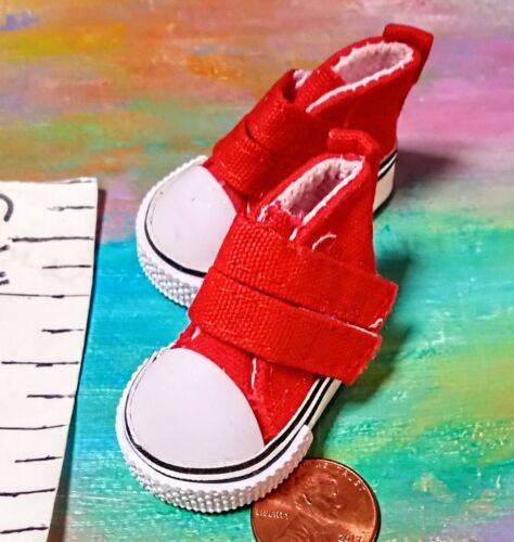 Petite poupée Accs *mini chaussures de tennis haut en toile rouge épaisse * 2"L X 1"w - Photo 1/4