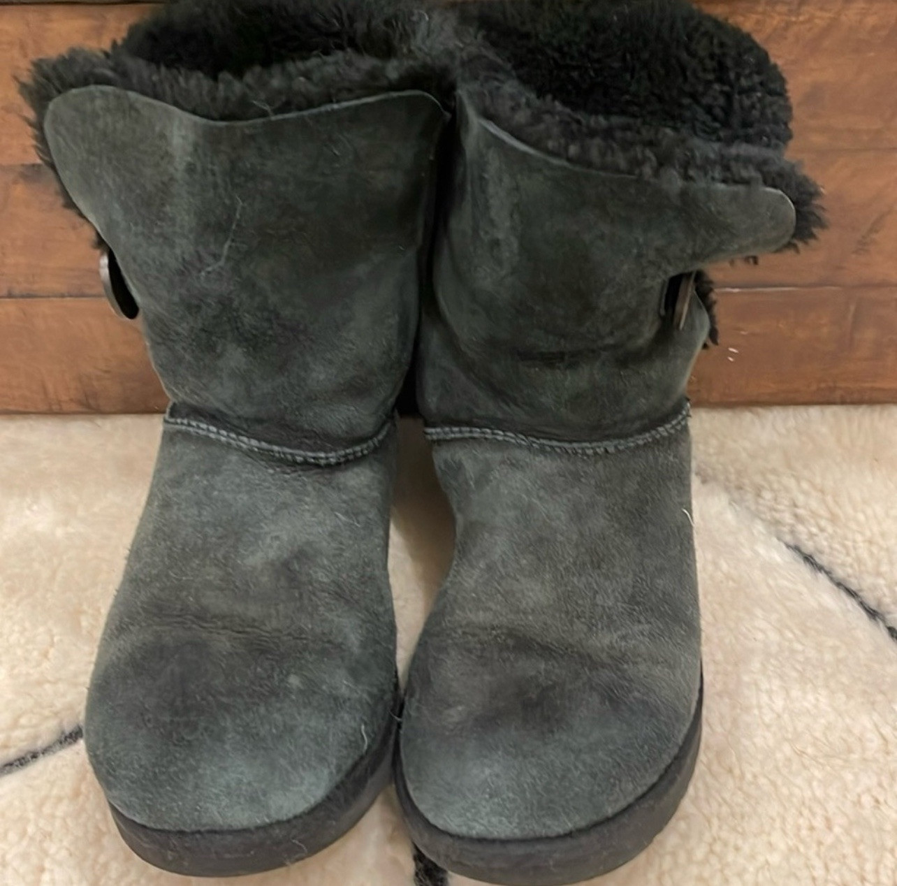 UGG Bailey Button Size 8 BLACK - image 1