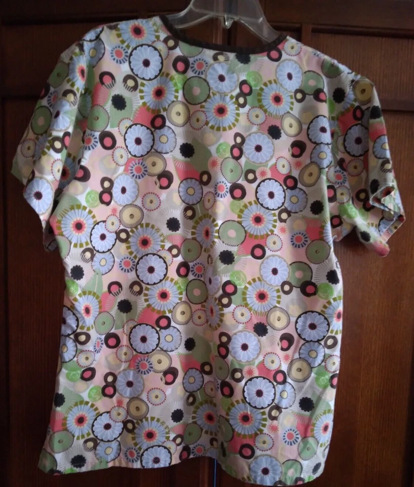 Blusa Médica para Mujer Marca Tafford Usada en Excelente Condición Talla Mediana. Flores con adornos marrones. Foto 3 de 3