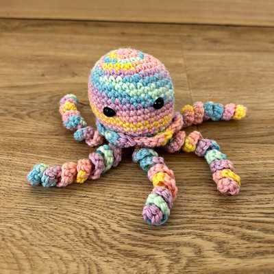 Gehäkelter Oktopus Kuscheltier Amigurumi mehrfarbig in Pastellfarben