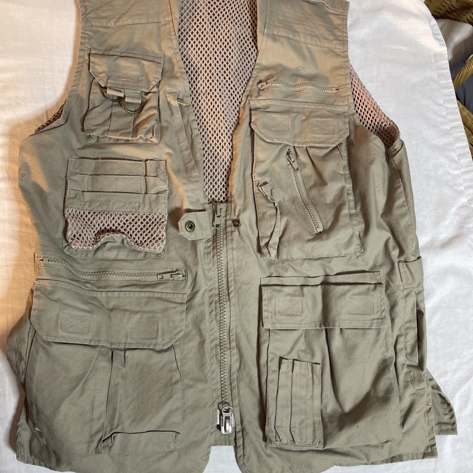 VTG CampCo Fishing Vest Mens M Utility Outdoor Tactical Pockets Mesh Vented Guc