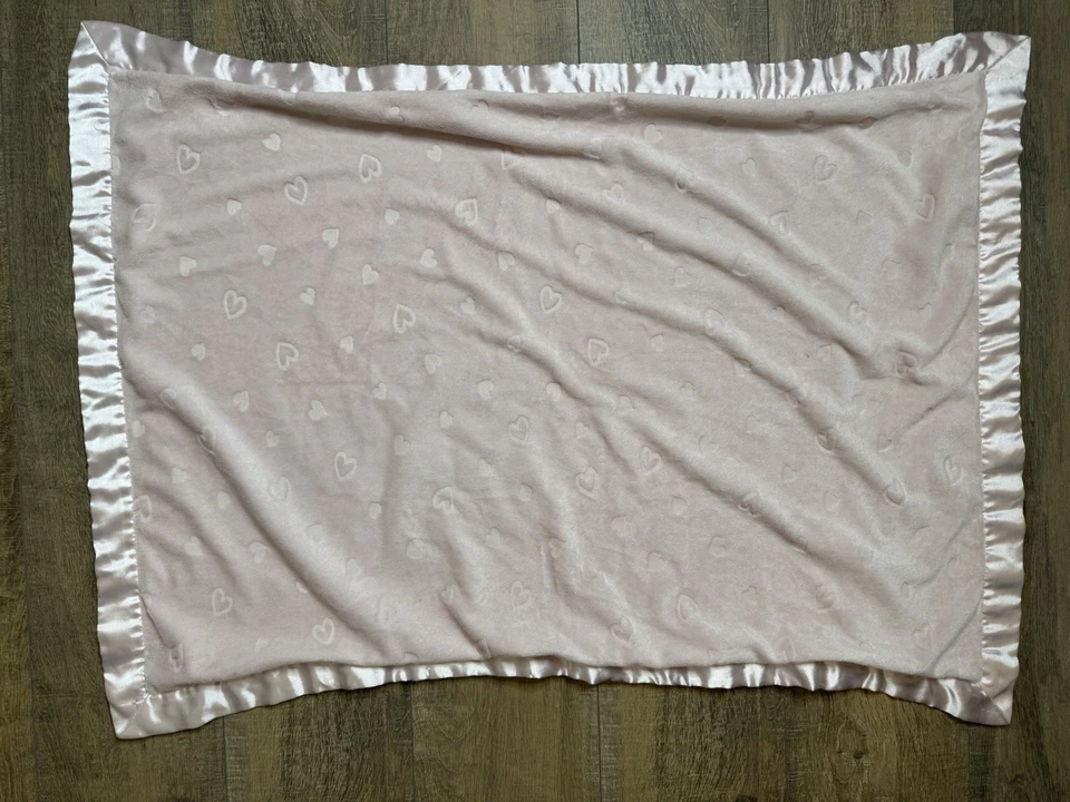 Manta bebé First Impressions corazones rosa ribete satinado felpa suave 38x29 Foto 4 de 4