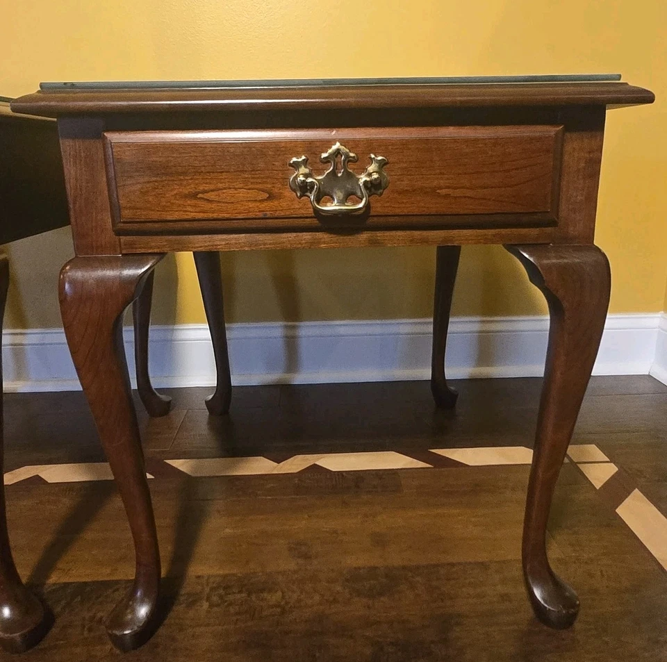 Par de Mesas Final Pennsylvania House Cereja Sólida Queen Anne com Tampos de Vidro Antigo - Imagem 3 de 4