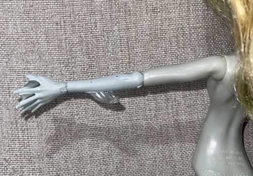 Mattel 2011 G1 Monster High Skultimate Roller Maze Lagoona Blue Nude Doll & Card - Picture 17 of 24