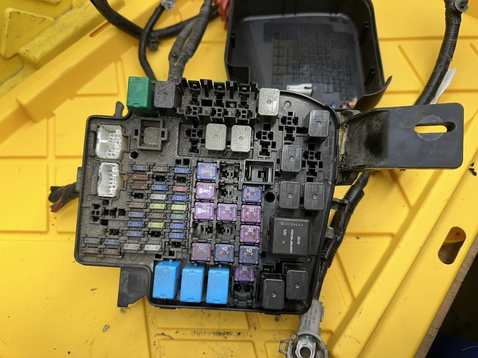 Caja de fusibles relé de motor Mazda 2004-2009 montaje módulo OEM Foto 2 de 4