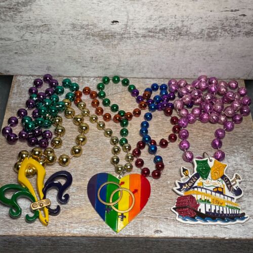 Lot of 3 Mardi Gras Beads: Fleur De Lis, Steamboat NATCHEZ & Rainbow Pride Heart - Picture 1 of 6