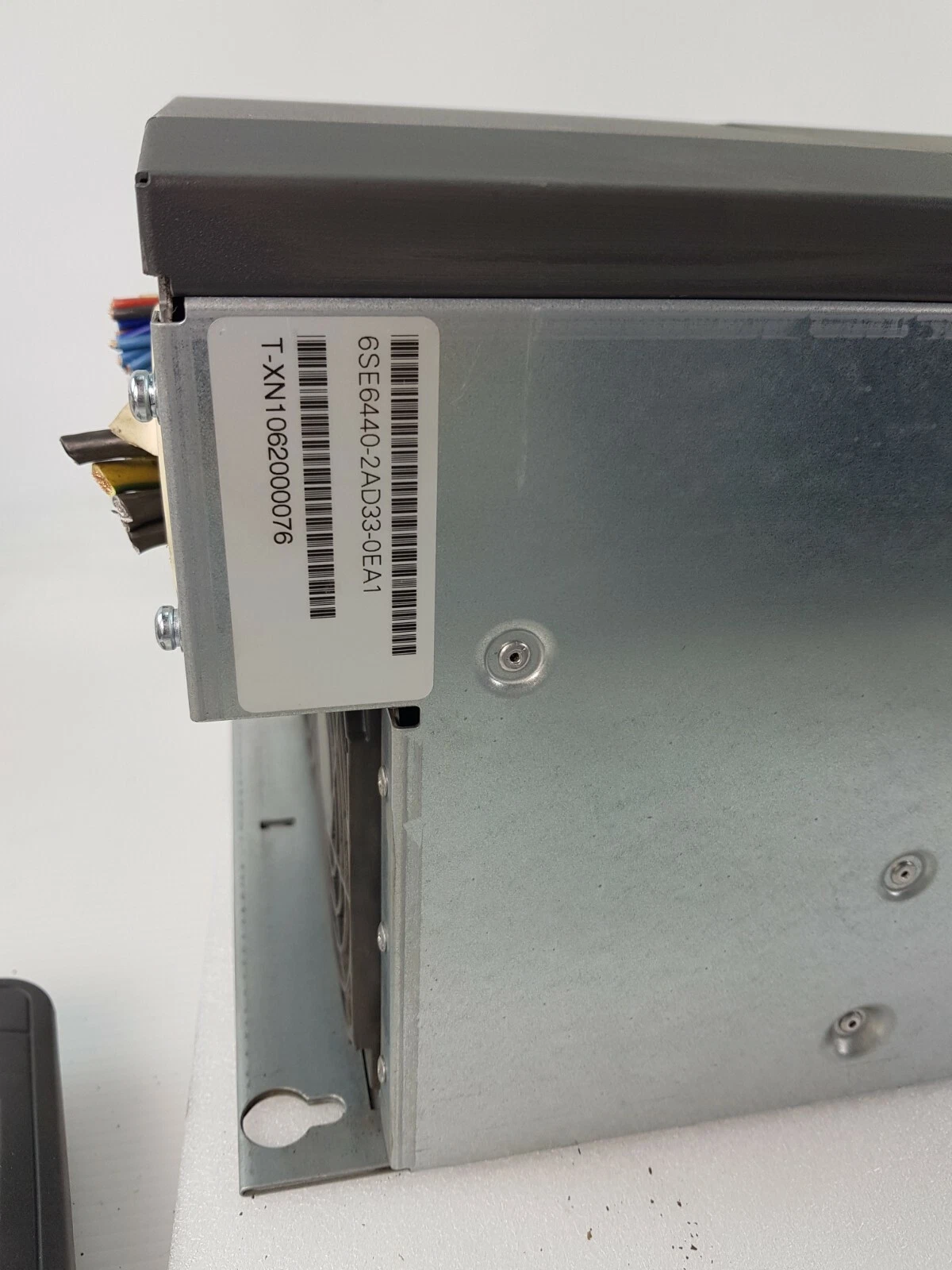 Side of the MICROMASTER 440 with the Siemens order-number label 6SE6440-2AD33-0EA1